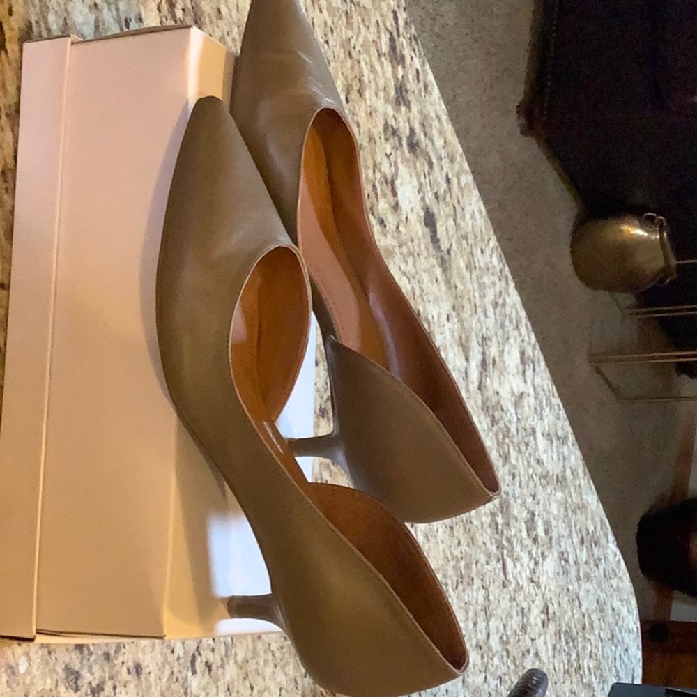 Vince Camuto kitten heeled pump size 10.